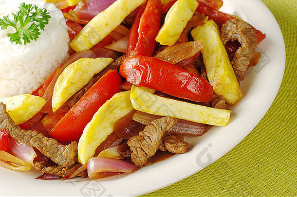 秘鲁菜被称为腰跳过使牛肉洋葱西红柿陪同炸土豆大米