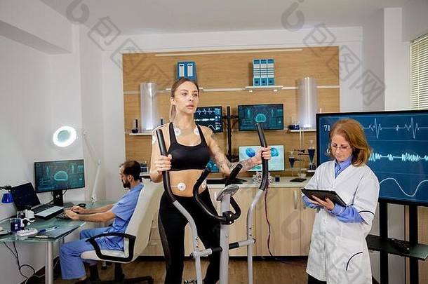 女运动员运行测试步进医生进化使笔记平板电脑测试电极