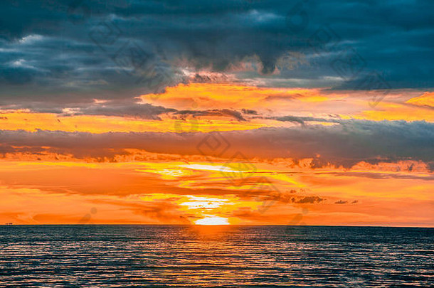燃烧橙色太阳地平线美丽的极简主义海景