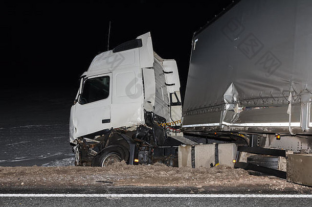 车事故路2月卡车碰撞车运输背景