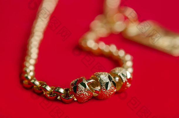 <strong>黄金项链</strong>百分比黄金年级意大利设计孤立的红色的法兰绒布背景