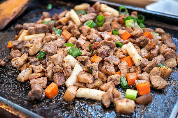 煎黑色的猪肉餐韩国传统的市场美味的朝鲜文食物厨房胡萝卜葱绿色洋葱关闭复制空间