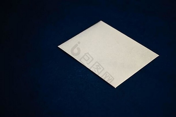 空白米色纸卡蓝色的背景溢价业务奢侈品品牌身份模型