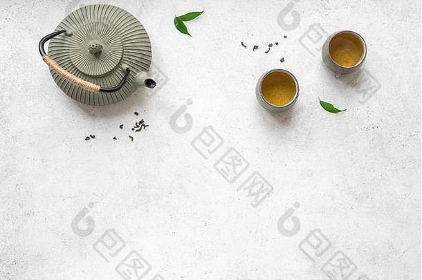 亚洲茶集铁茶壶陶瓷茶杯绿色茶叶子传统的茶作文白色背景复制空间前视图