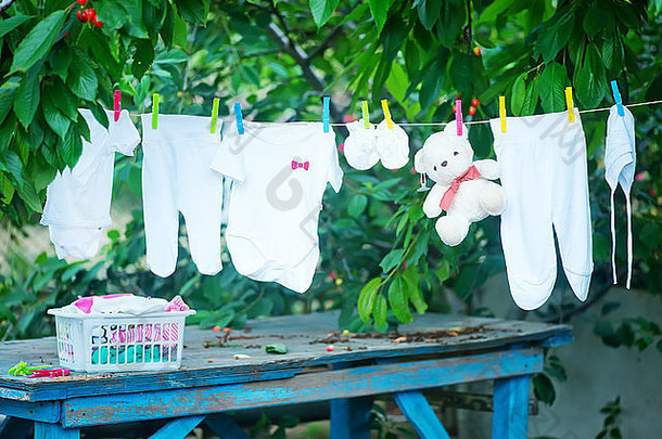 婴儿衣服花园清晰的婴儿衣服