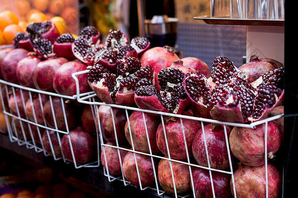 成熟的石榴水果市场的地方出售