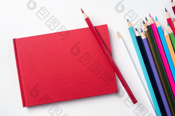 设计概念前视图红色的精装书笔记本很多铅笔孤立的背景模型