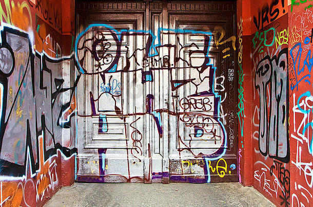 柏林德国建筑入口覆盖涂鸦