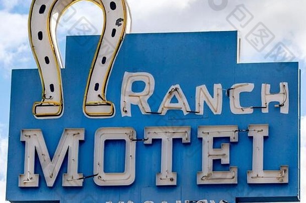 复古的汽车旅馆霓虹灯标志白色马蹄蓝色的背景信蓝色的标志白色手画汽车旅馆建