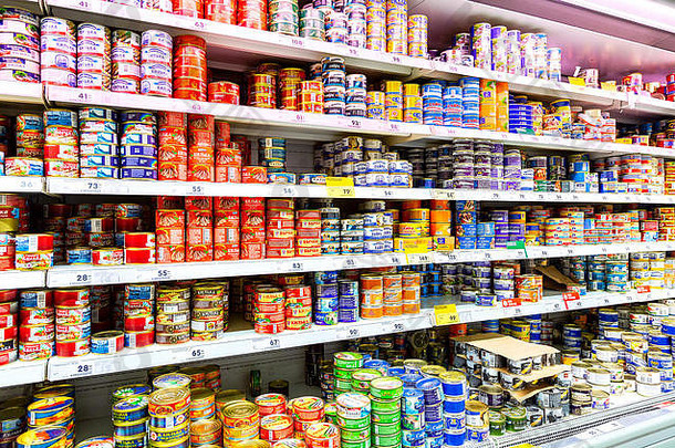 翅果俄罗斯3月罐头鱼罐出售货架上链超市卡鲁塞尔