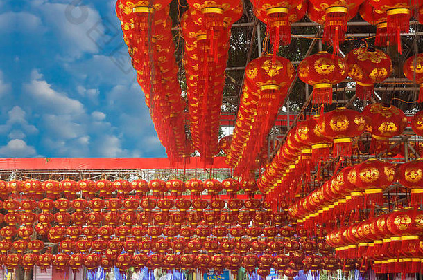 中国人一年红色的灯笼挂高