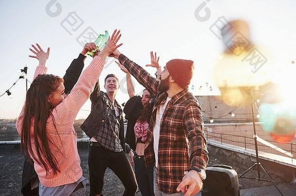 装饰节日光灯泡假期屋顶快乐的集团朋友提高了手酒精
