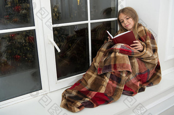 快乐圣诞节女孩享受阅读圣诞节故事孩子读书圣诞节夏娃读者包装格子坐窗口窗台上<strong>儿童图片</strong>书魔法圣诞节精神
