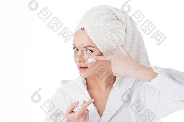奶油淋浴肖像年轻的有吸引力的女人浴袍毛巾头女孩血清脸面具