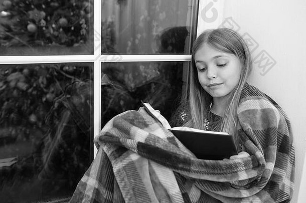 <strong>儿童图片</strong>书孩子读书圣诞节夏娃女孩享受阅读圣诞节故事读者格子坐窗口窗台上魔法圣诞节精神圣诞节书