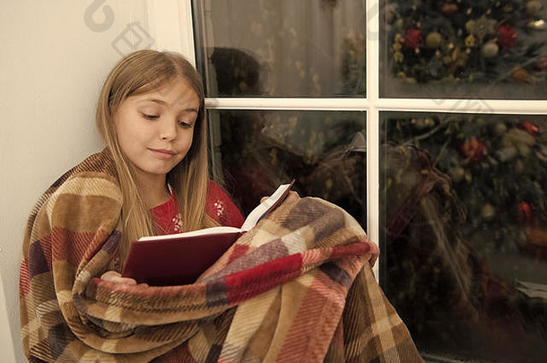 <strong>儿童图片</strong>书孩子读书圣诞节夏娃女孩享受阅读圣诞节故事读者格子坐窗口窗台上魔法圣诞节精神圣诞节书