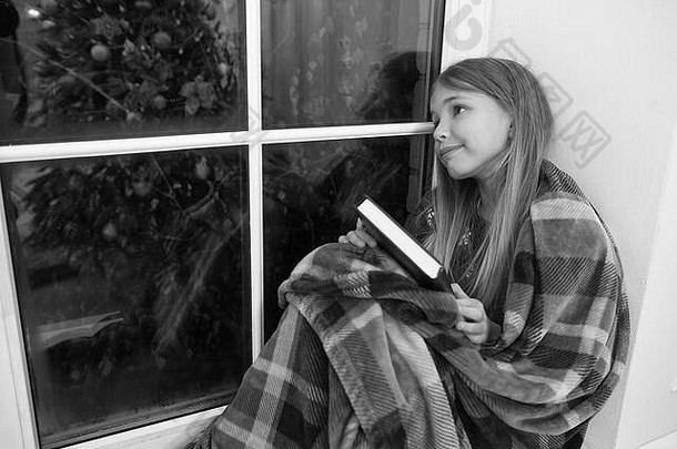 可爱的做梦的人小孩子读书圣诞节夏娃小读者包装格子坐窗口窗台上<strong>儿童图片</strong>书魔法圣诞节精神小女孩享受阅读圣诞节故事