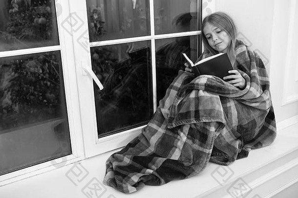 快乐圣诞节女孩享受阅读圣诞节故事孩子读书圣诞节夏娃读者包装格子坐窗口窗台上儿童图片书魔法圣诞节精神