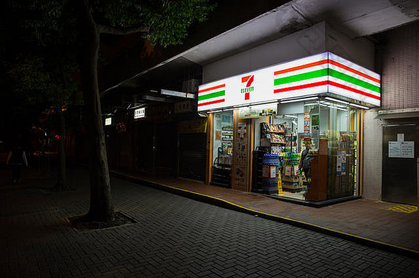 小时方便商店11开放晚上使明亮的晚上路安全在香港香港11月