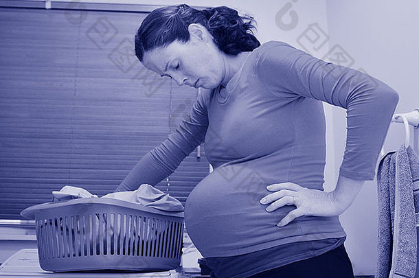 怀孕了家庭主妇女人做家务洗家庭衣服怀孕