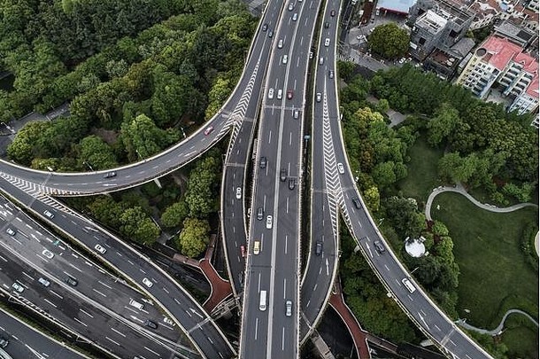 空中视图高速公路天桥<strong>城市</strong>多云的一天