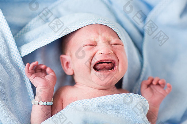 色彩新生儿婴儿哭浴蓝色的毛巾