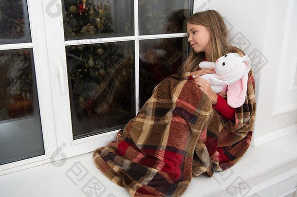 圣诞节小孩子兔子玩具窗口小女孩持有玩具朋友孩子放松圣诞节夏娃女孩享受圣诞节首页快乐圣诞节快乐一年