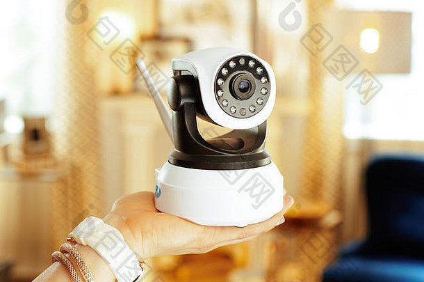 特写镜头无线网络安全相机手现代女人生活房间