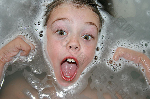 一年男孩堵塞耳朵使愚蠢的脸浴浴缸