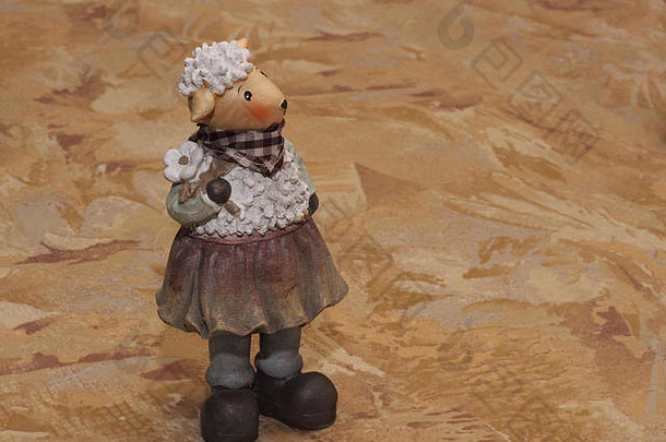 陶瓷羊雕像纺织背景照片