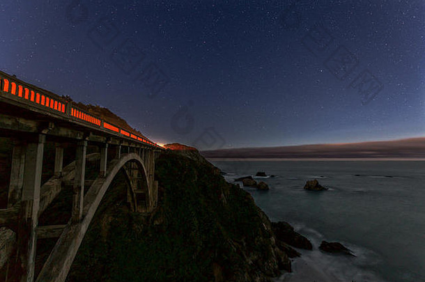bixby溪桥晚上高速公路加州