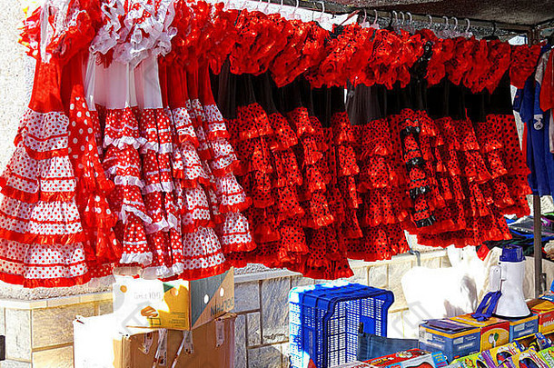 市场摊位西班牙销售儿童玩具传统的弗拉曼柯舞礼服