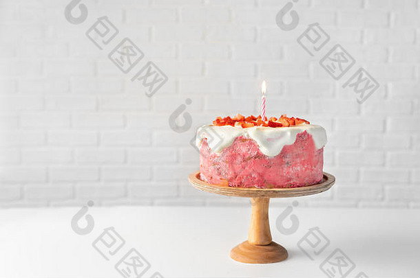 草莓蛋糕燃烧蜡烛白色