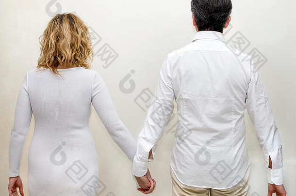 成熟的夫妇完全穿着白色持有手持有手白色背景