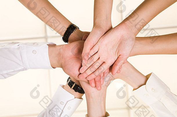 视图业务合作伙伴”手使桩象征陪伴团结