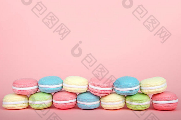 大蛋白杏仁饼干饼干覆盖粒状糖表格行堆放交替颜色粉红色的背景受欢迎的糕点法国