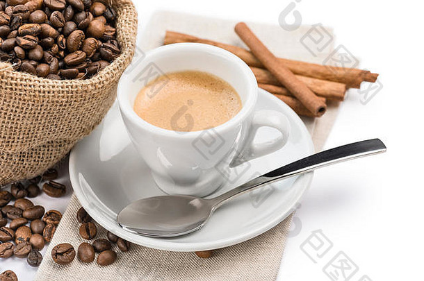 杯咖啡餐巾帆布袋完整的咖啡豆子肉桂白色背景