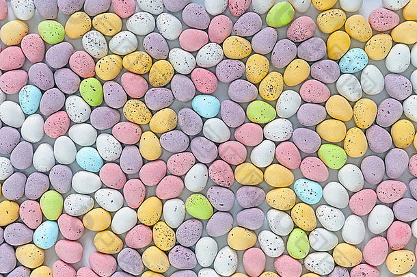 很多糖果覆盖多彩色迷你巧克力复活节鸡蛋