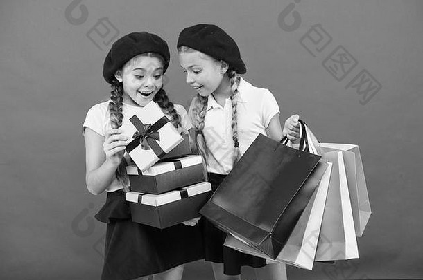 小女孩孩子们购物袋友谊姐妹关系生<strong>日</strong>圣诞节礼物<strong>国际儿童</strong>一天大出售购物购物中心快乐购物在线成功的购物