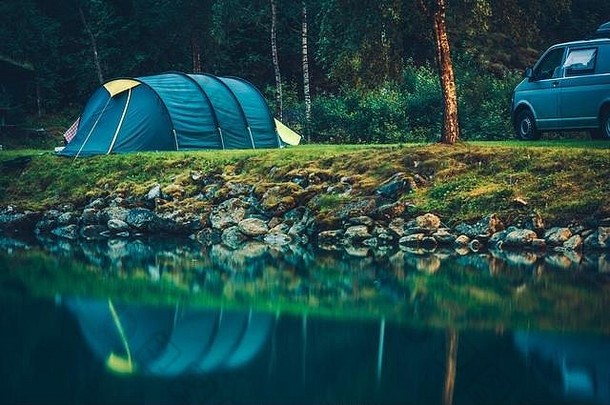 野营冰川湖帐篷野营营地