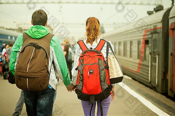 高加索人夫妇持有手火车站平台