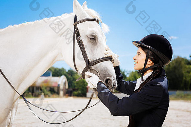 年轻的有前途的女骑士未来可爱的白色马