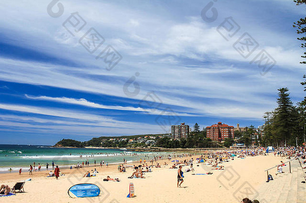 夏天男子气概的海滩悉尼澳大利亚