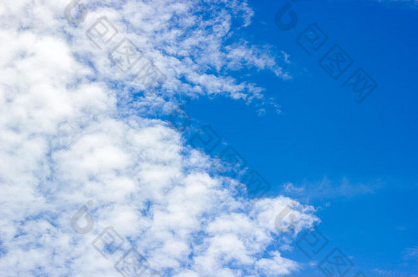 白色云美丽的清晰的蓝色的天空明亮的一天好开始
