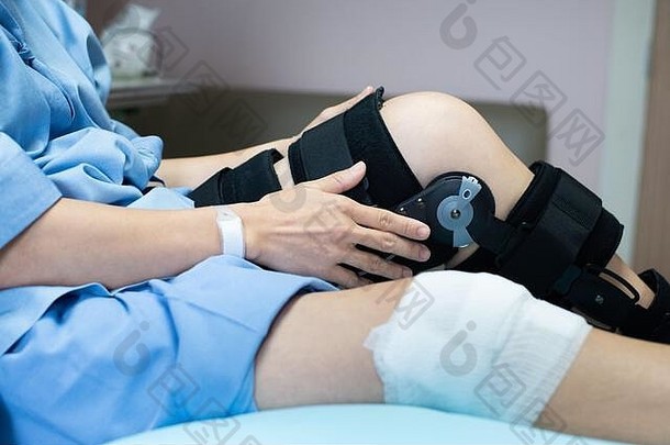 亚洲女人病人绷带压缩膝盖撑支持受伤床上护理医院医疗保健医疗支持