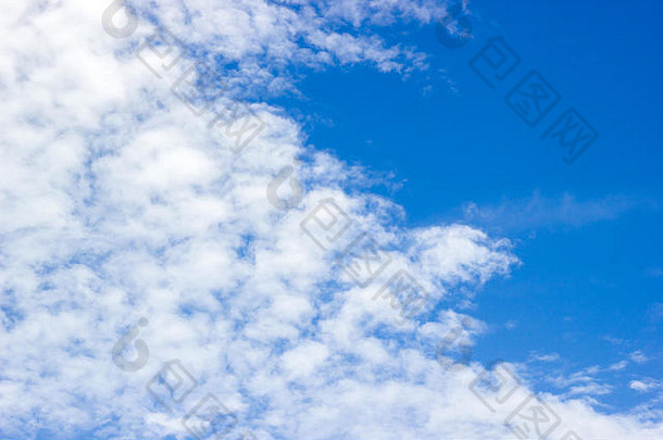 白色云美丽的清晰的蓝色的天空明亮的一天好开始
