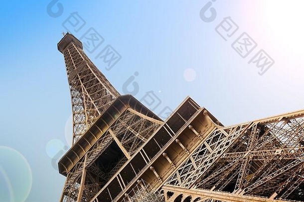 关闭低角视图雄伟的埃菲尔铁塔塔蓝色的天空背景巴黎法国