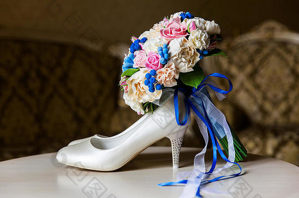 婚礼花束新娘的鞋子