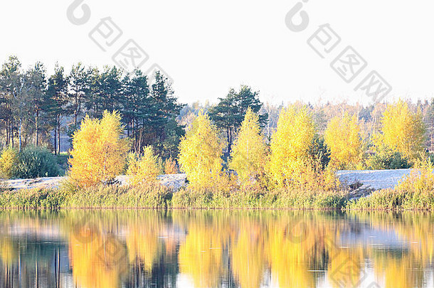 色彩斑斓的秋天树堡垒河前面