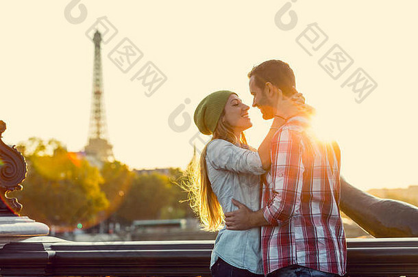 年轻的夫妇参观巴黎